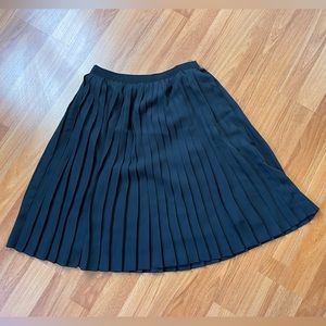 Black pleated mini skirt